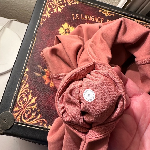 Lululemon flared leggings size 4 - Picture 5 of 5